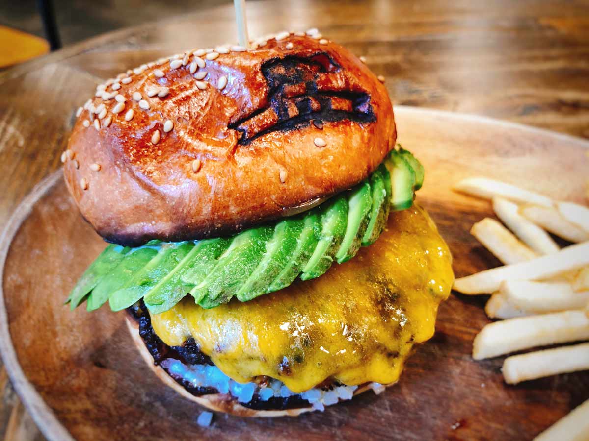 肉汁がしたたるほどジューシー！“ボリュームたっぷり”和牛の贅沢ハンバーガー