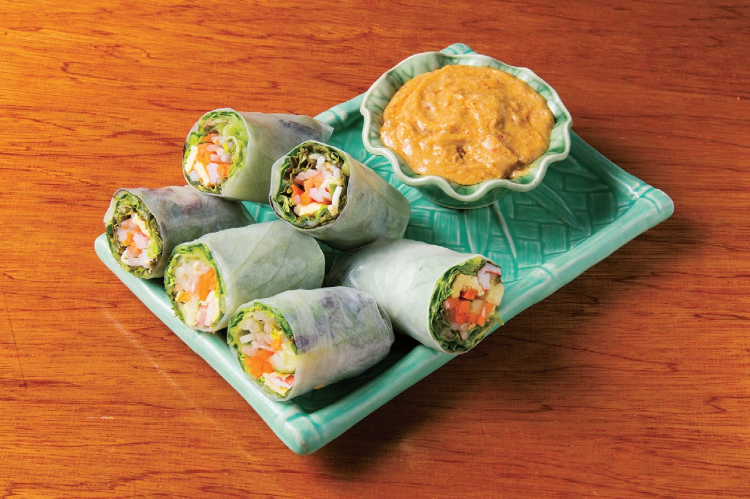 生春巻き($8)には、スパイシーピーナッツソースをたっぷりと