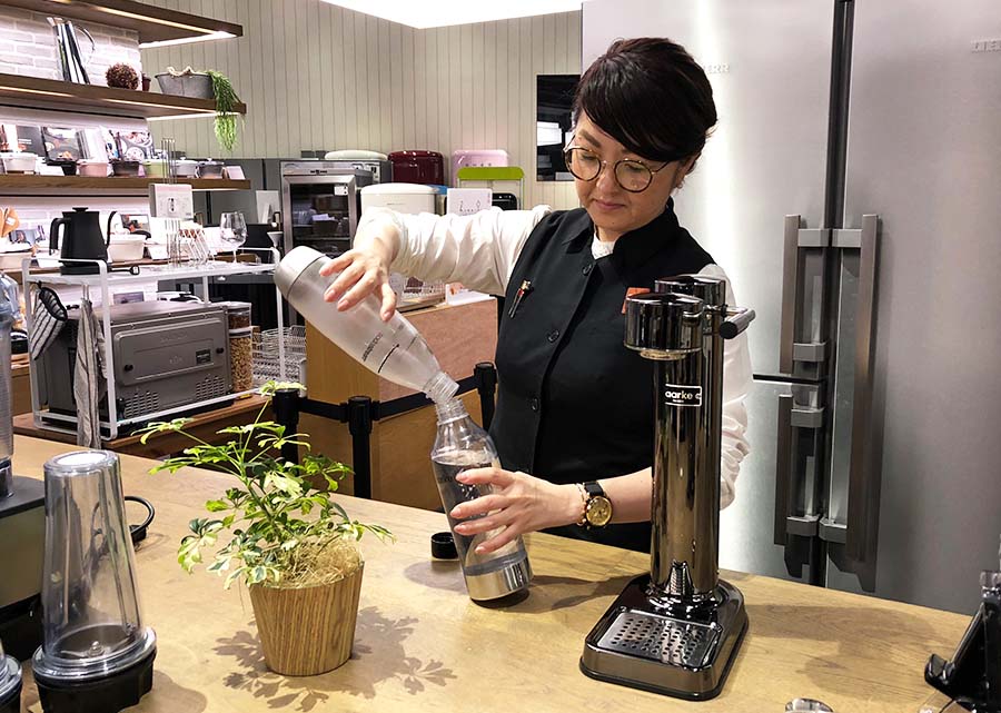 ※通常はマスクを着用して接客しています。