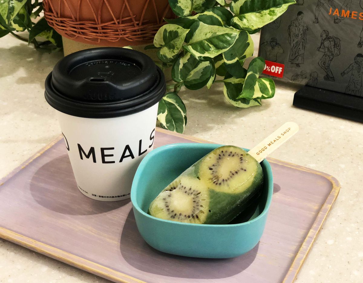 左からホットコーヒー 500円、GREEN 500円（ともに税込）