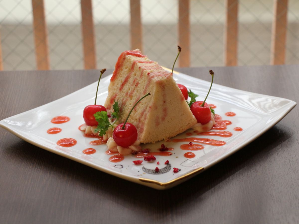 季節のフルーツを添えた「豆乳ふんわりシフォンケーキ あっさり豆乳クリーム」480円