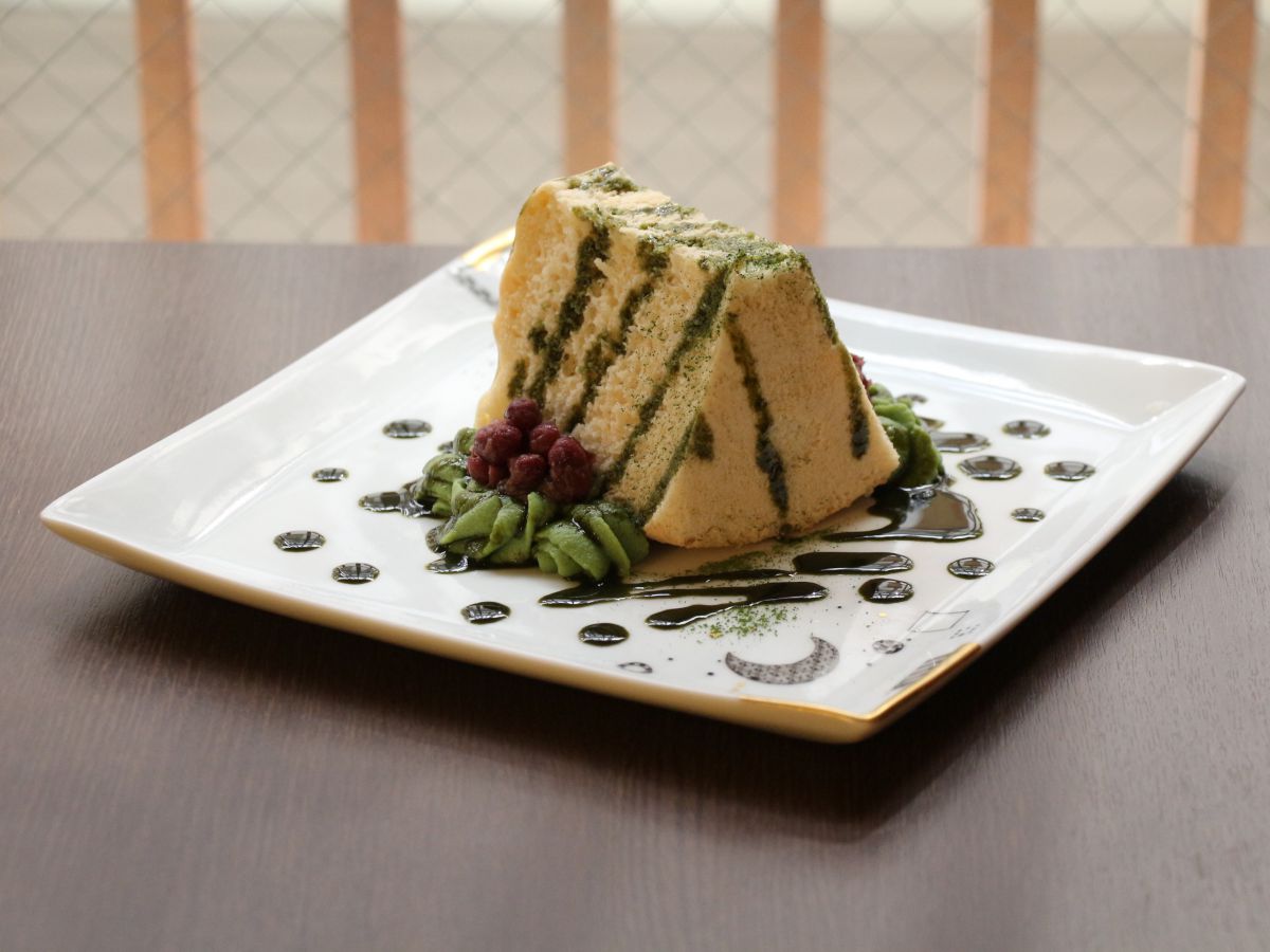 小豆の甘露煮を添えた「豆乳ふんわりシフォンケーキ 宇治抹茶クリーム」480円