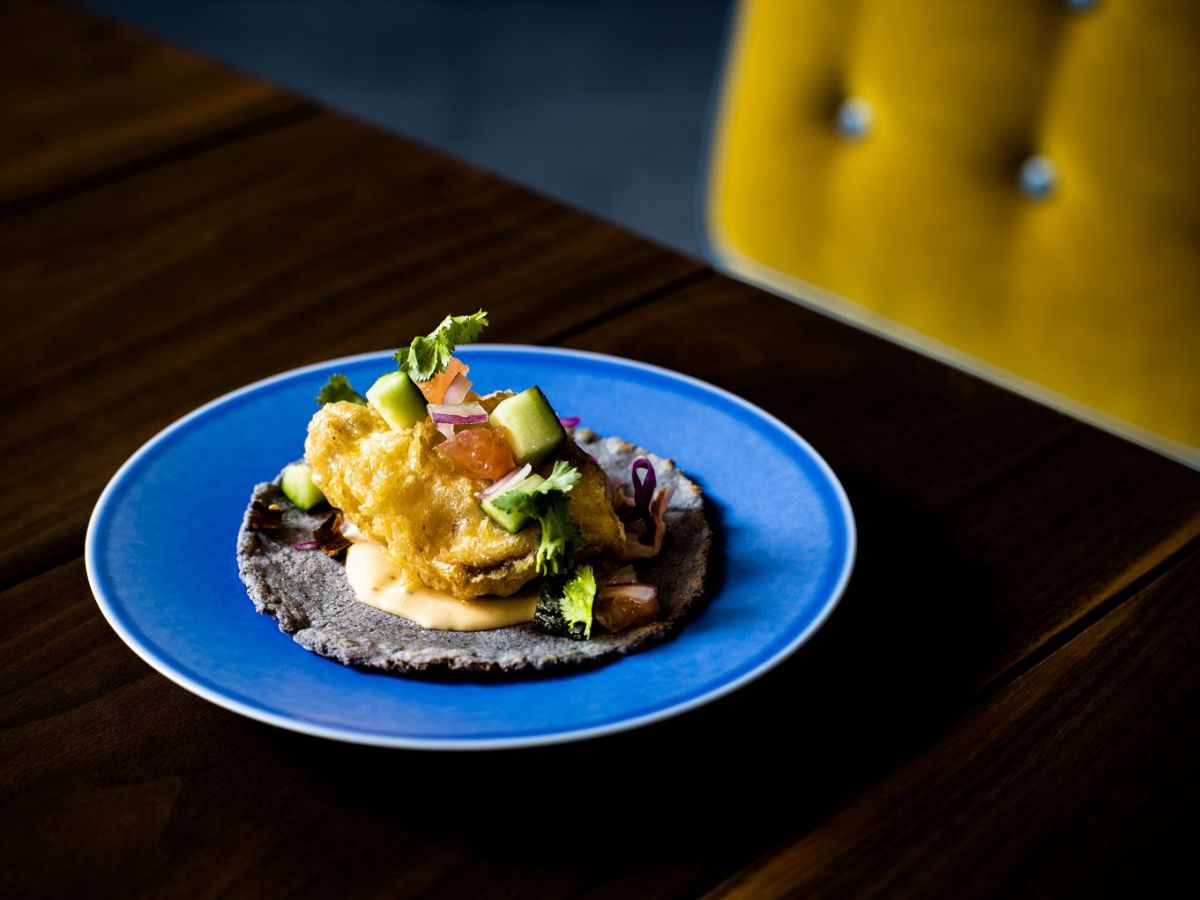 FRID WHITE FISH（フライドフィッシュ、紫キャベツ、胡瓜のサルサ、パクチー、ライム）900円