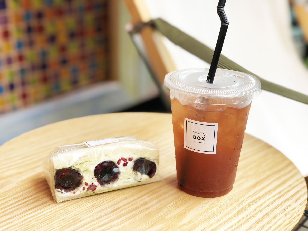 左からピスタチオチェリーサンド　417円、 自家製フルーツティー 278円（ともに税抜）