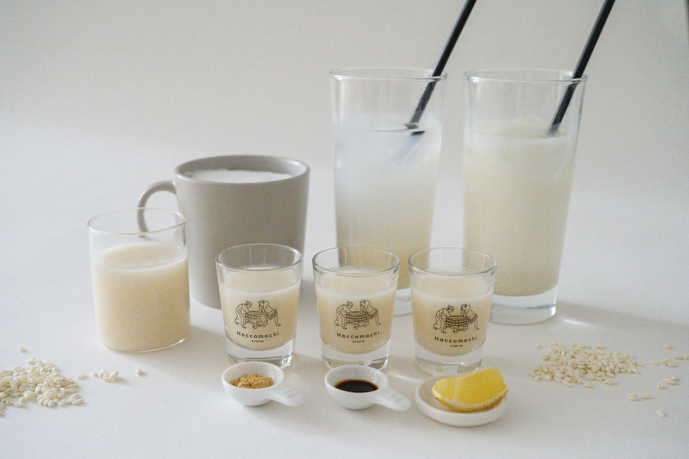 自家製甘酒飲み比べセット（きな粉・しょう油・レモンで味の変化を楽しむセット）500円 自家製米麹甘酒（ホット・アイス）350円、自家製米麹甘酒ラテ（ホット・アイス）420円 自家製米麹甘酒ソーダ440円、自家製米麹甘酒ヨーグルト470円