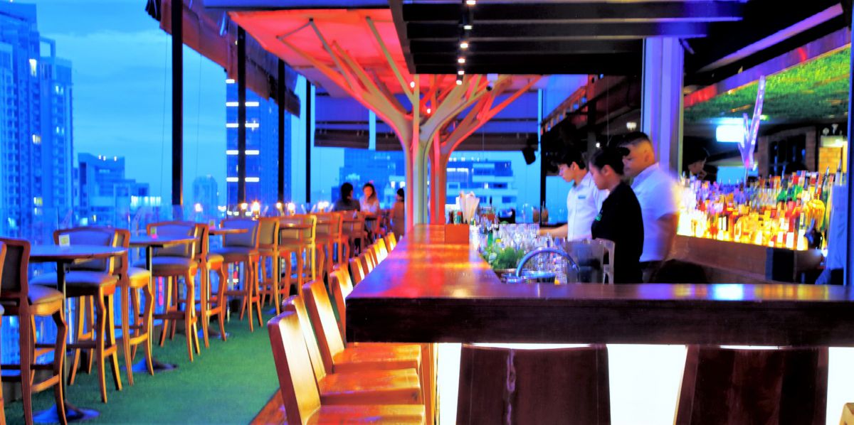 タイ・バンコクの夜を満喫するなら！おしゃれなナイトバーで乾杯