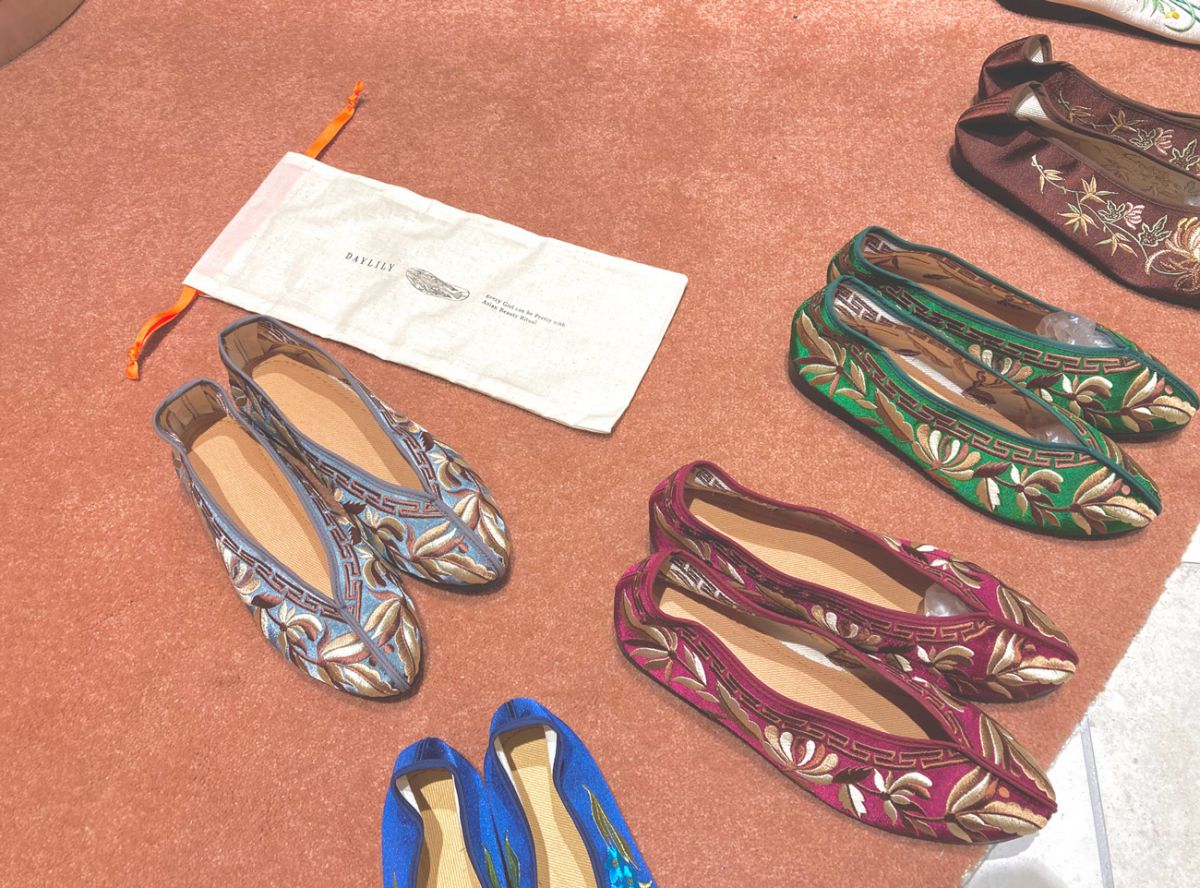 刺繍入りチャイナシューズ 6,800円（税抜）