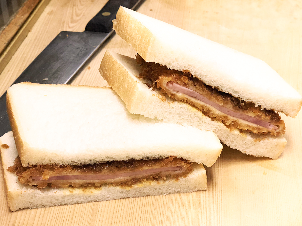 ハムカツパン 330円（税込）