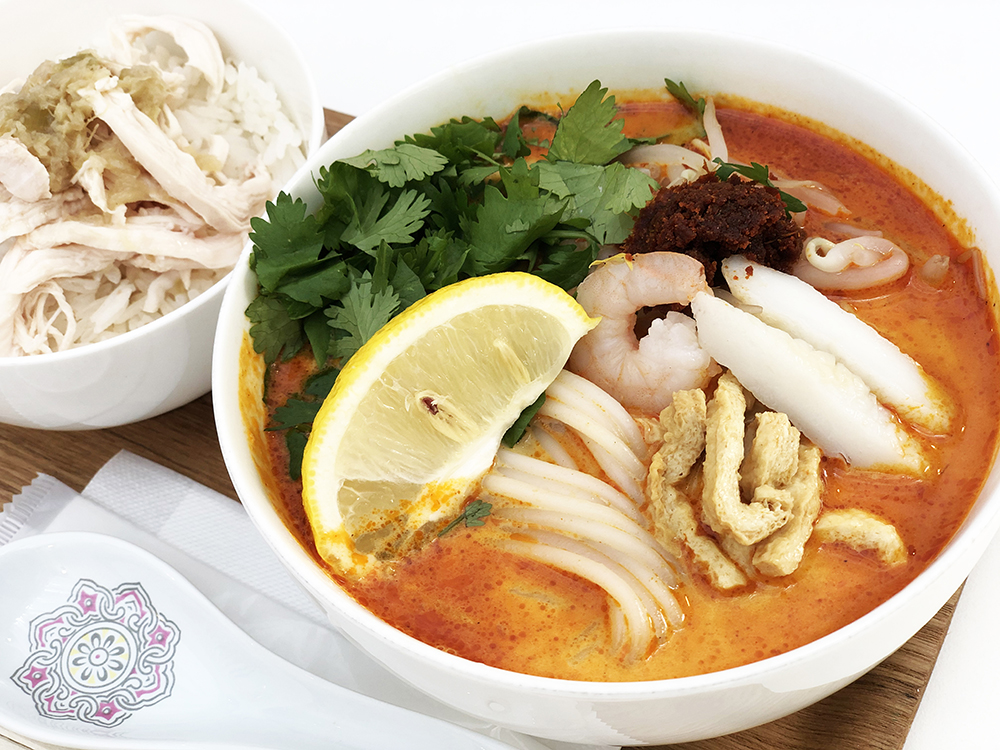 ラクサ（Mサイズ）＆チキンライスセット 1000円、トッピング レモン 50円、パクチー 150円（すべて税抜き）