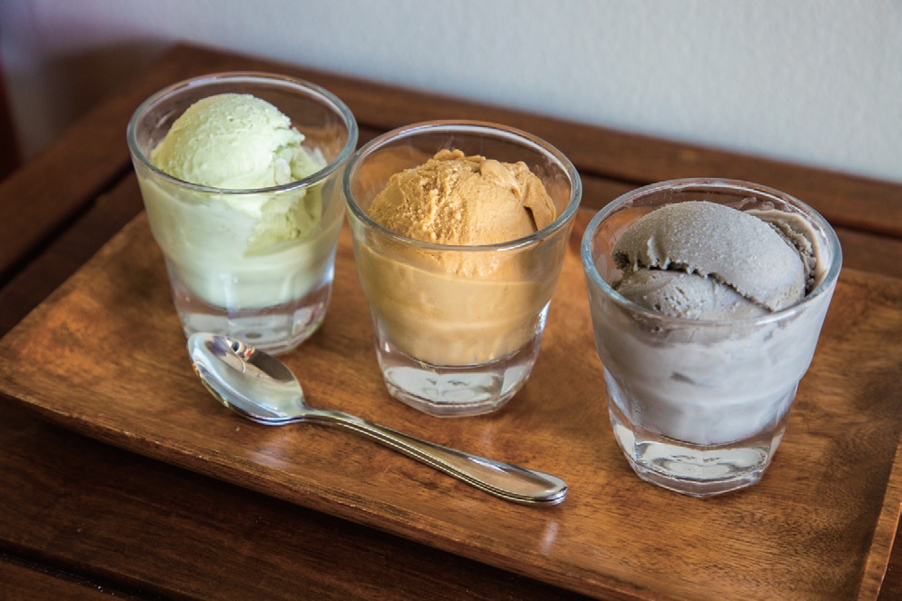 3種類の好きなアイスクリームを選べる、ミニフライト($10)