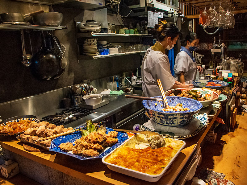 昭和には普通にあった居酒屋風景は、若い人には新鮮かも