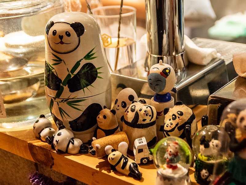 カウンターでパンダたちもお出迎え