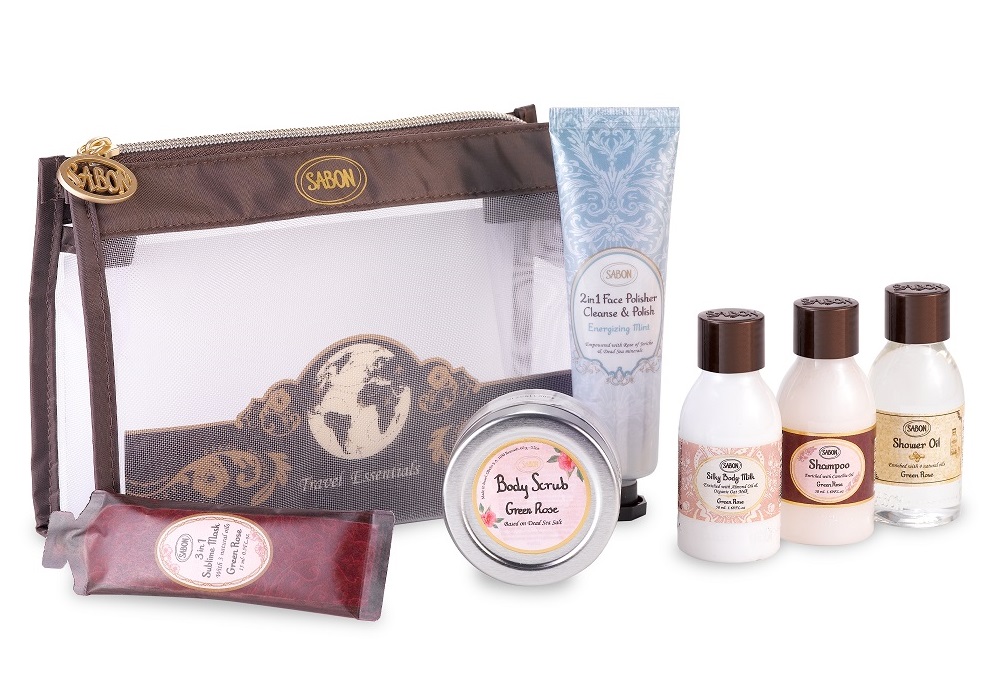 「SABONアメニティセット」は、フェイスポリッシャー リフレッシング 60mL、ボディスクラブ グリーン・ローズ 60g、シャワーオイル グリーン・ローズ 50mL、シルキーボディミルク グリーン・ローズ 50mL、シャンプーN グリーン・ローズ 50mL、ヘアマスク3in1 グリーン・ローズ 15mL、ポーチ、スクラブ用スクープ付き