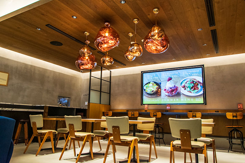 落ち着きと華やかさを醸し出すカフェスペース