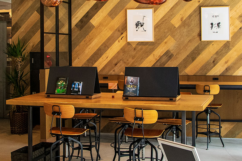 備え付けの本を読むこともできるブックコーナー