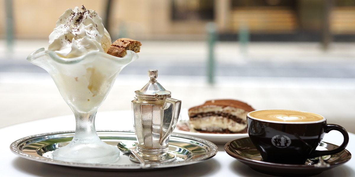 カフェラ 大丸神戸店のパフェサイズのアフォガードが大人気!おしゃれなテラス席でラテアートも楽しめちゃう♩