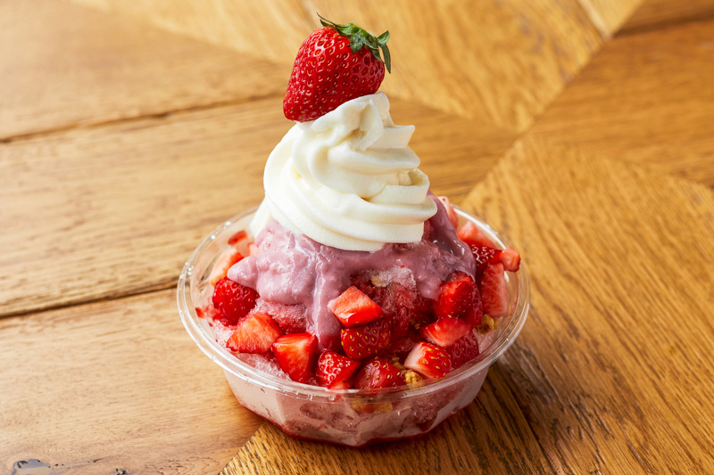 「夏いちご＆ソフトクリームのシェイプアイス」900円（税抜）／BLUE LEAF CAFE