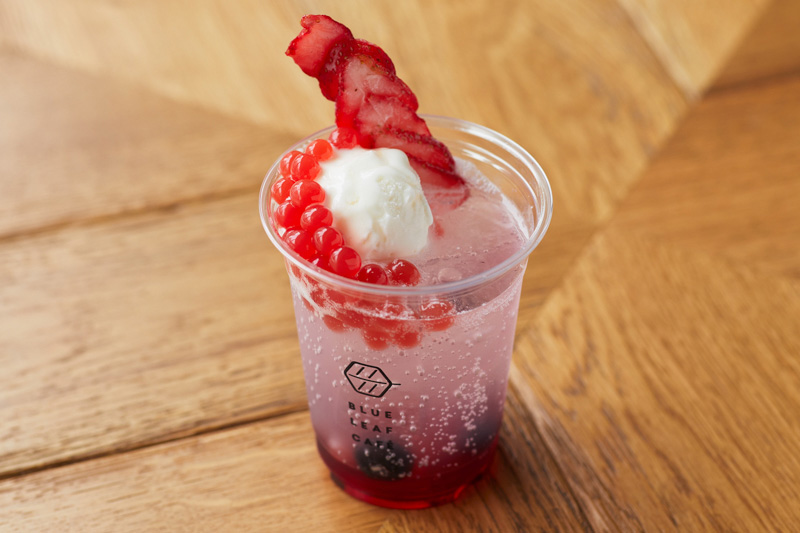 「ベリー＆ベリーのボバソーダ」650円（税抜）／BLUE LEAF CAFE