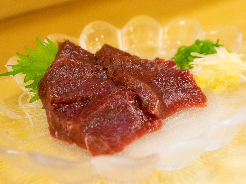 ジビエとは違い臭みもなくさっぱりしていて、何よりも安全だからいただける「鯨刺し」1000円(税込)