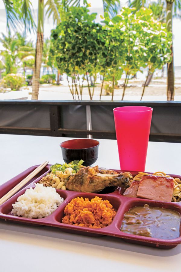 ランチはビュッフェスタイル♪チキンやチャモロ料理が並びます