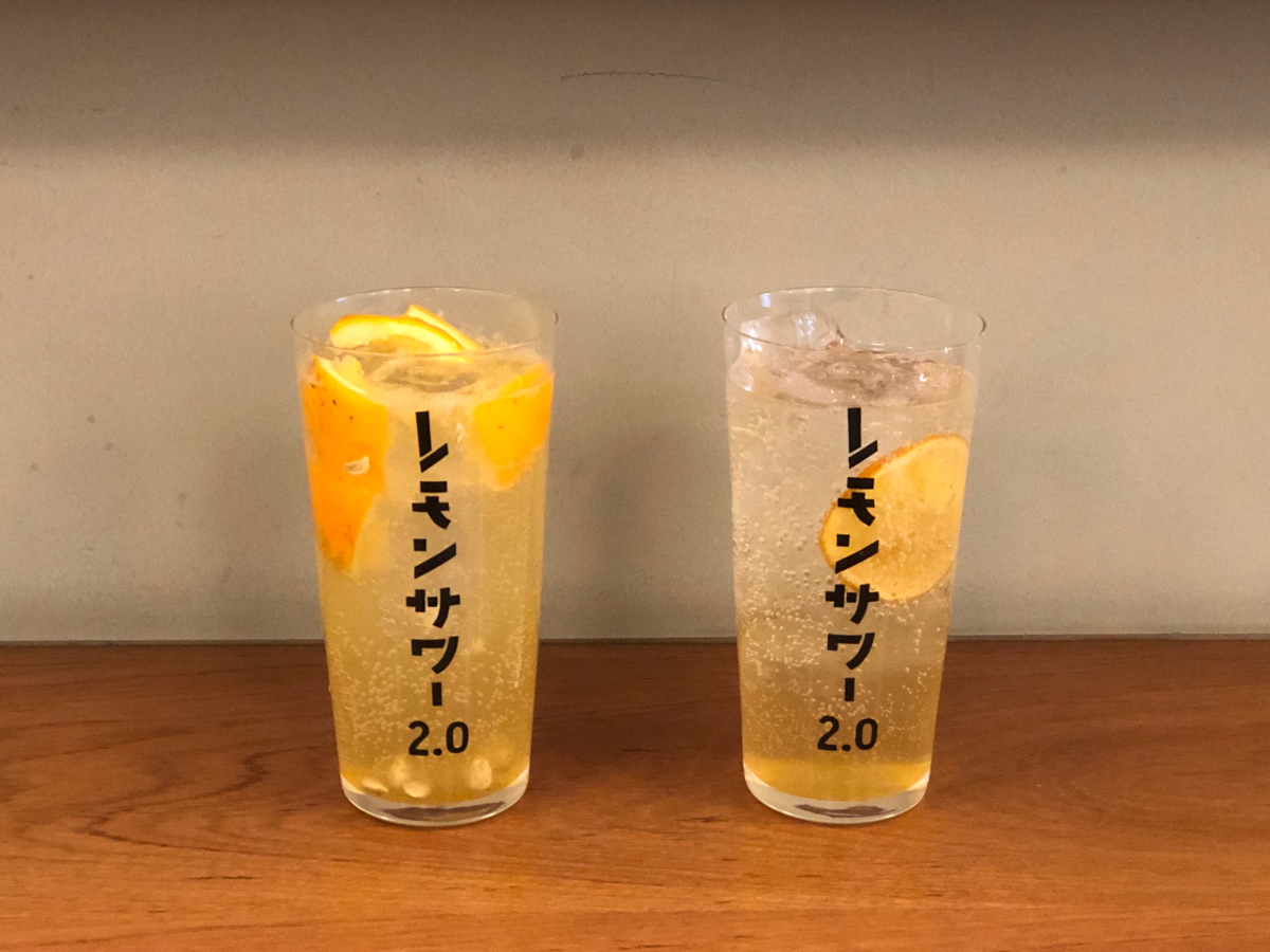 左:レモンサワー長寿 490円(税込)/右:レモンサワー2.0 黒糖 490円(税込)