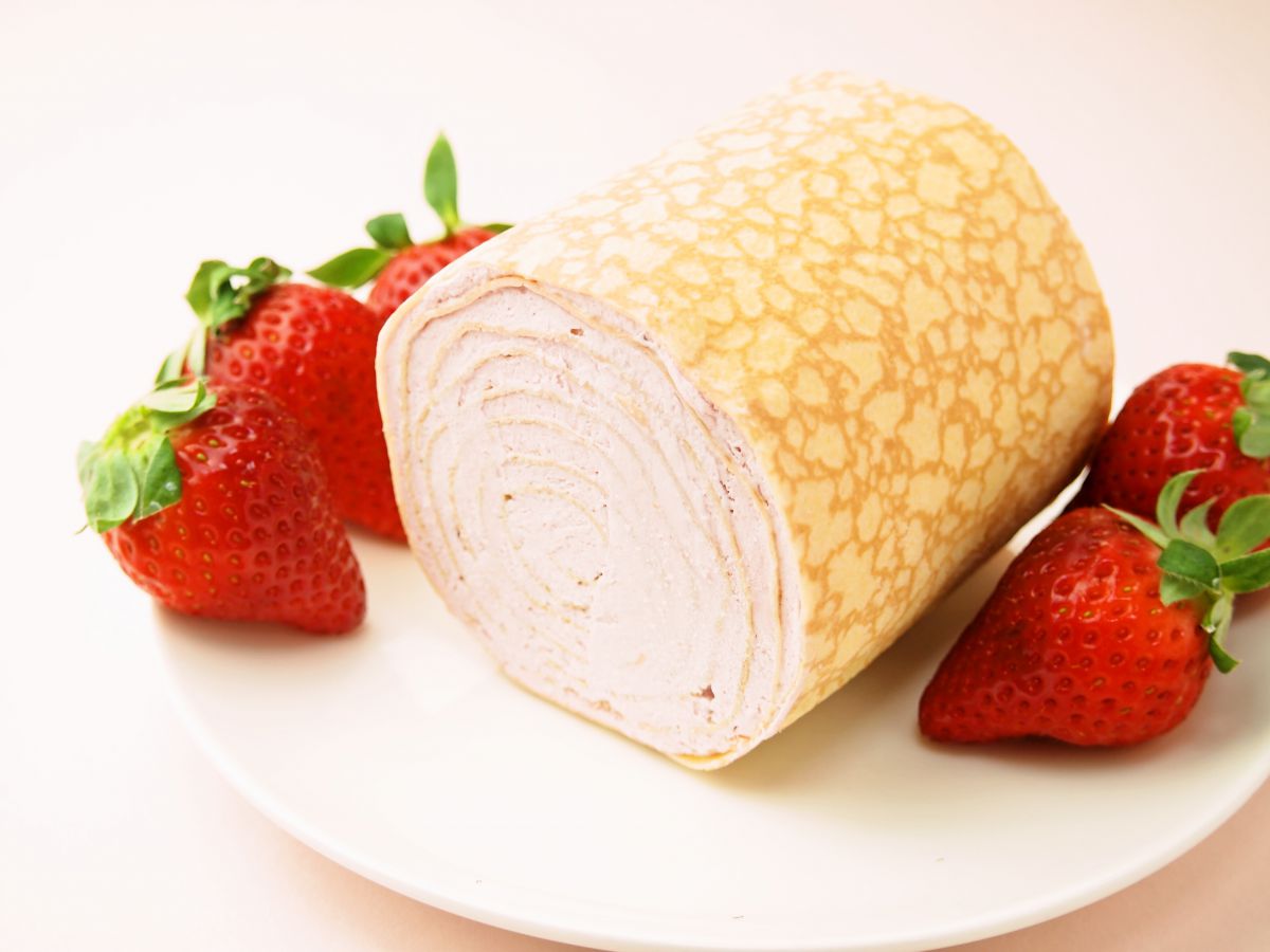 ミルクレープロール イチゴ　2286円