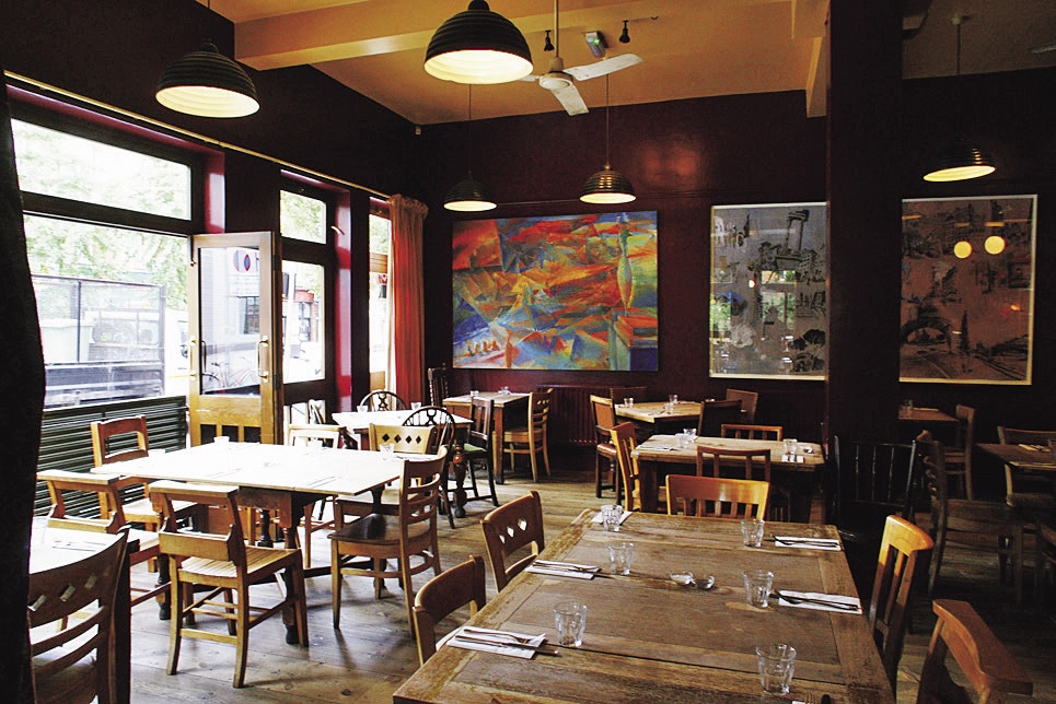 カウンターやテーブル席がある、気取りのない親しみやすい店内