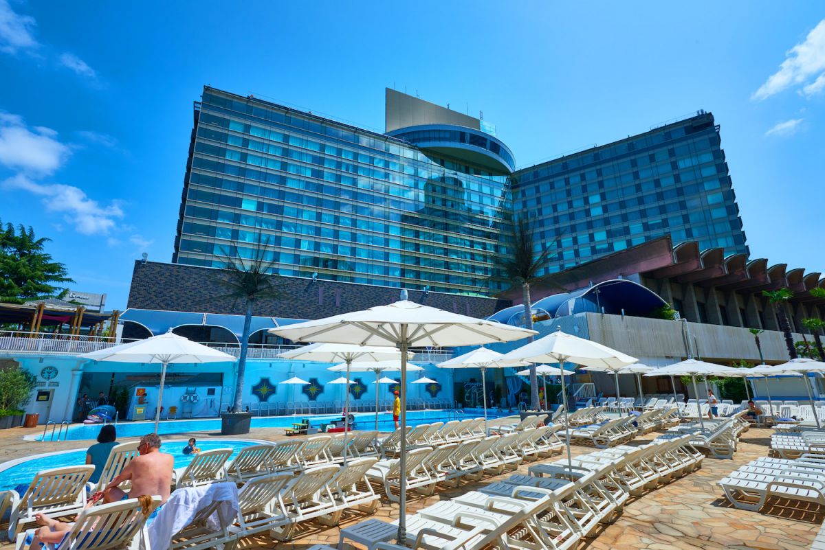 パラソルが並ぶプールサイド