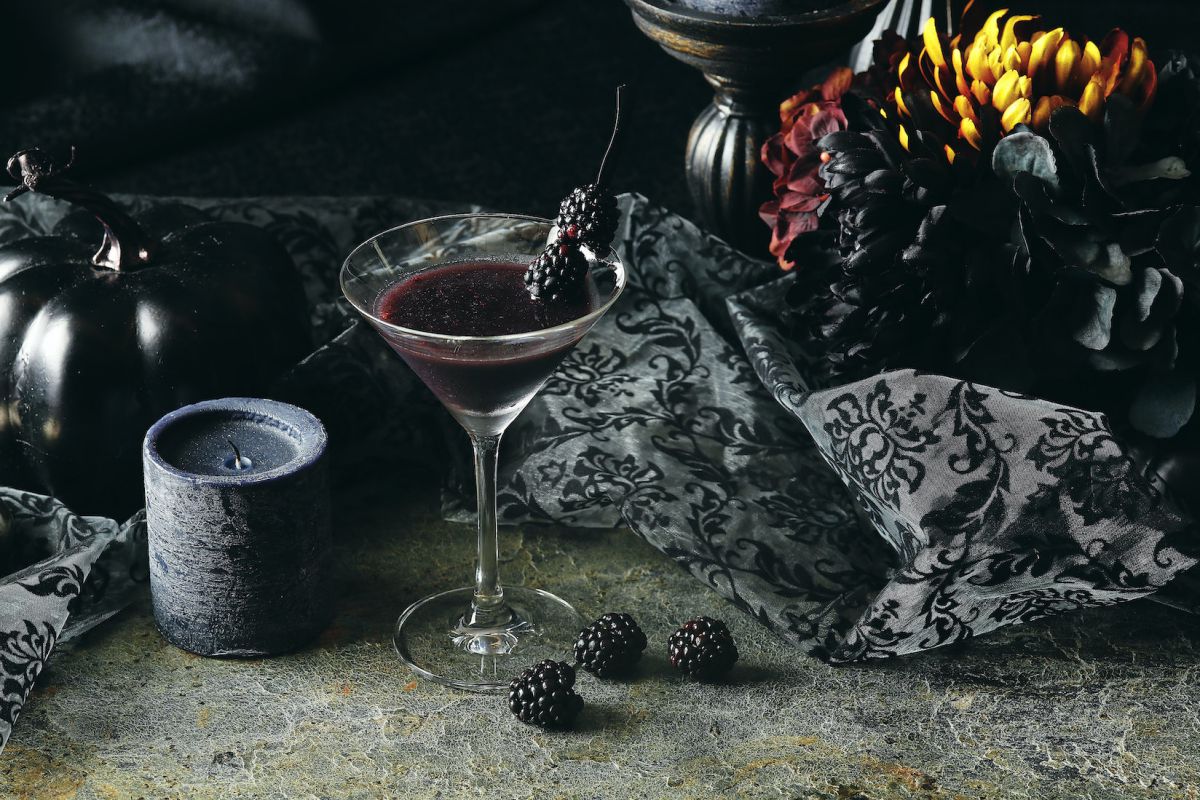大人女子のハロウィンはダークなカクテルで乾杯！