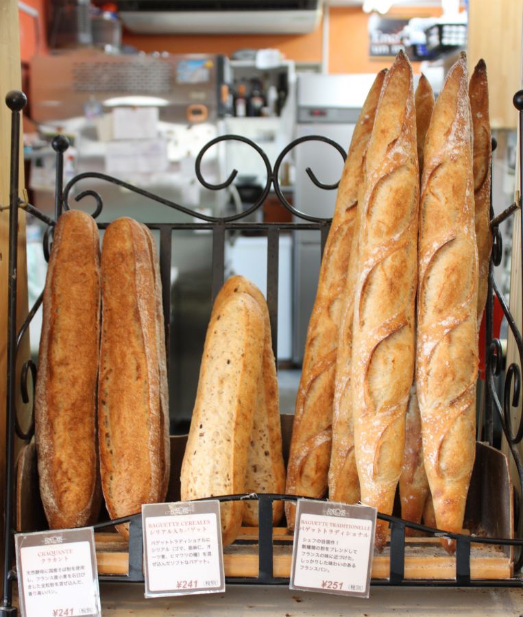 左から クラカント241円、シリアル入りバゲット241円、バゲットトラディショナル251円