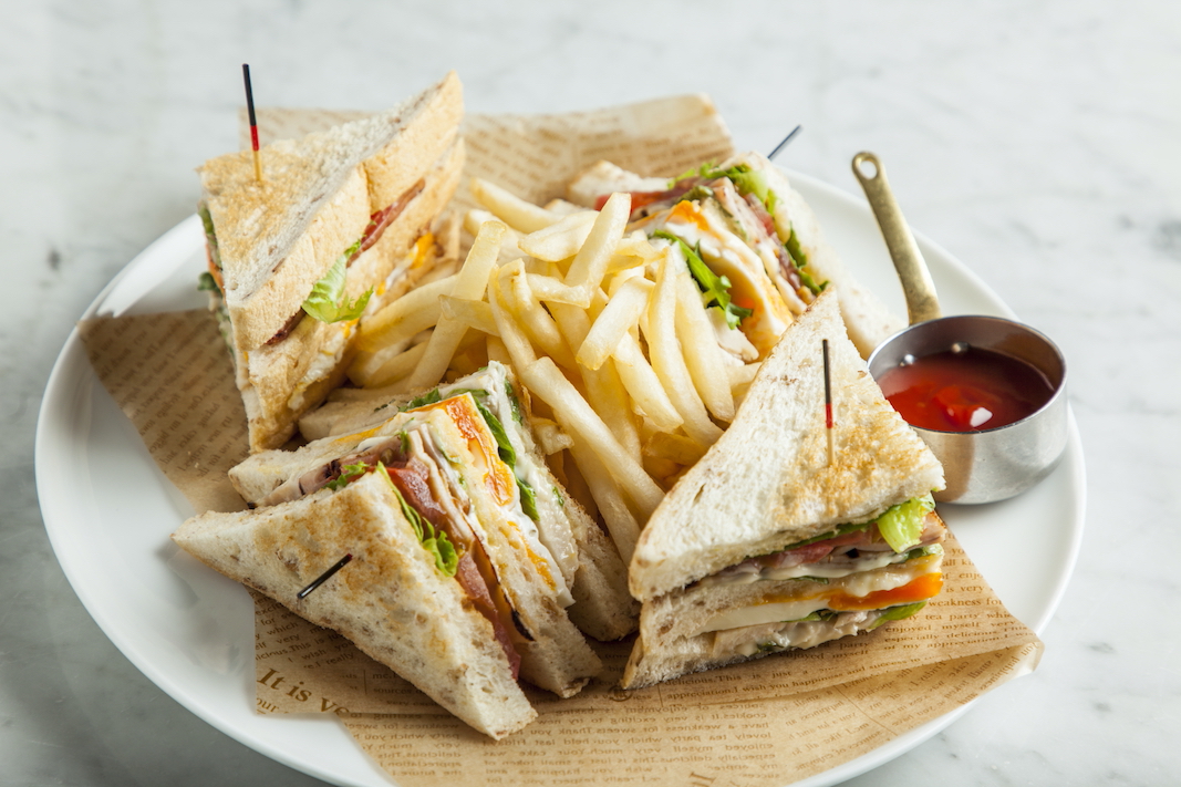 ライ麦パンのアメリカンクラブハウスサンドウイッチ