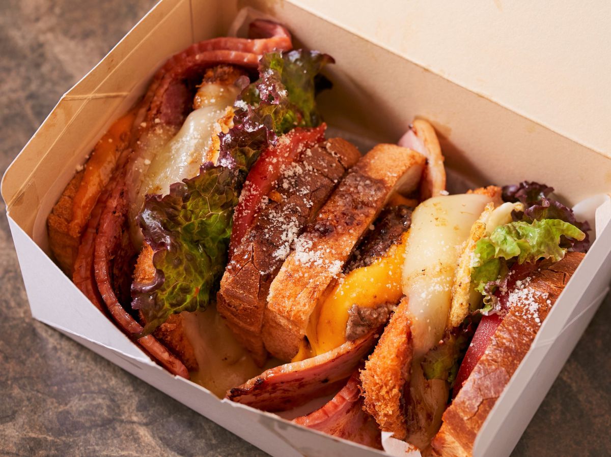 ARK特製トリプルチーズミートサンド 1980円 ※写真、値段はテイクアウト用