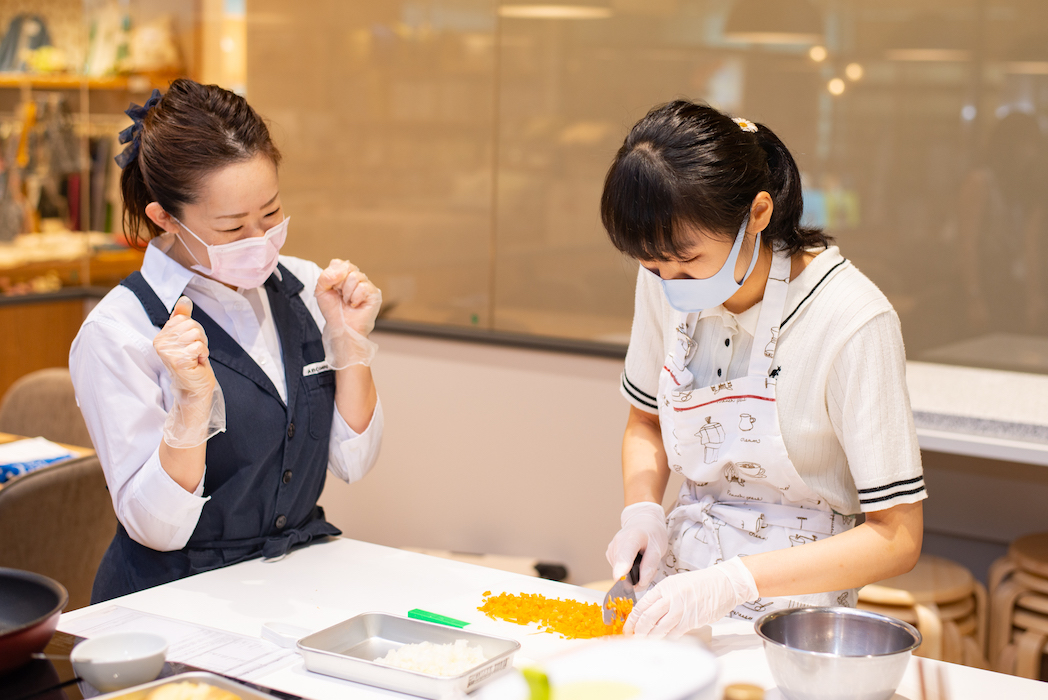 みじん切りに奮闘するこぐまっちを励ます、洲口先生。心温まる応援がうれしい……！