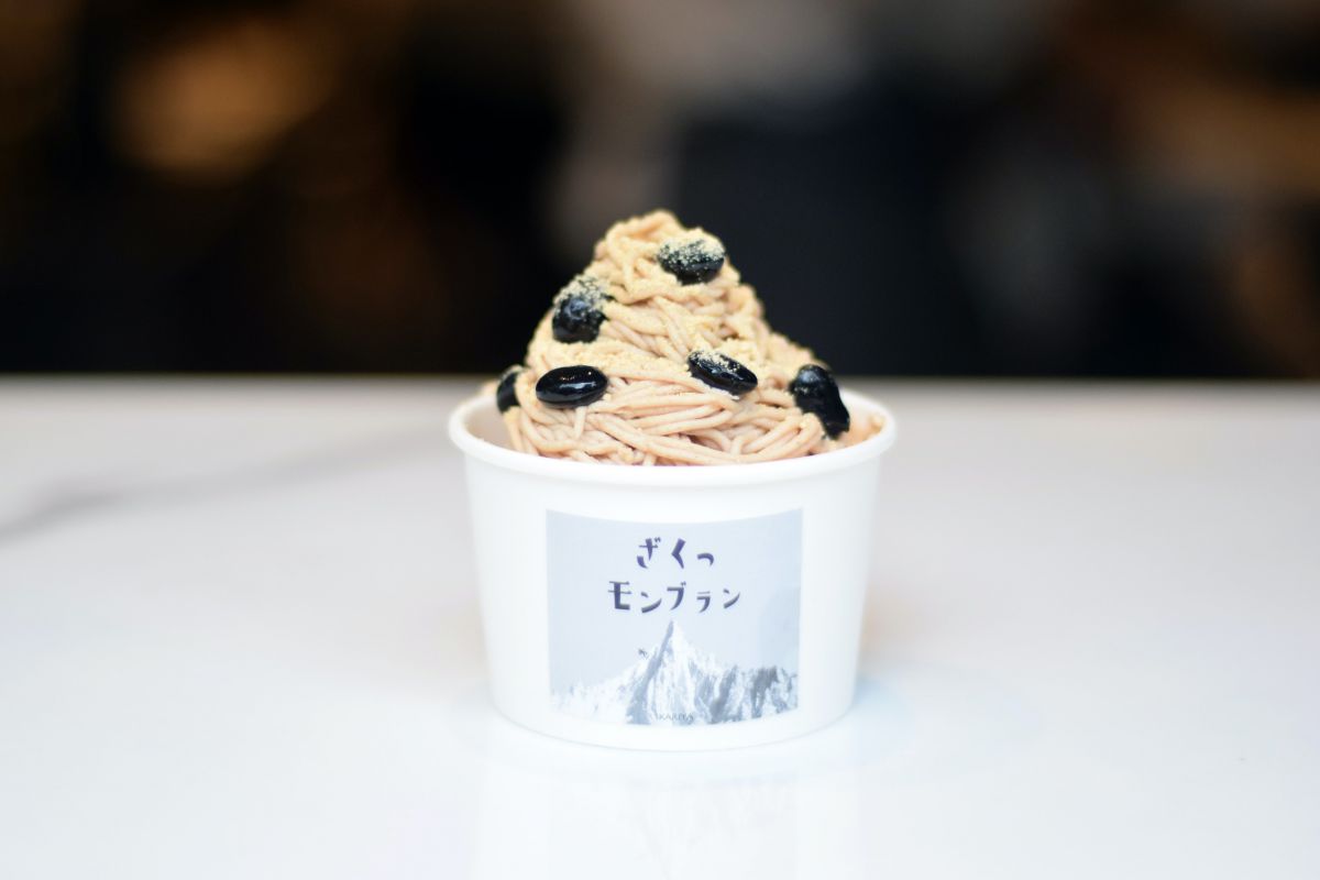 黒豆きなこモンブラン600円 （焼きメレンゲ＋ミルクアイス＋黒豆の甘露煮＆黒豆きな粉）