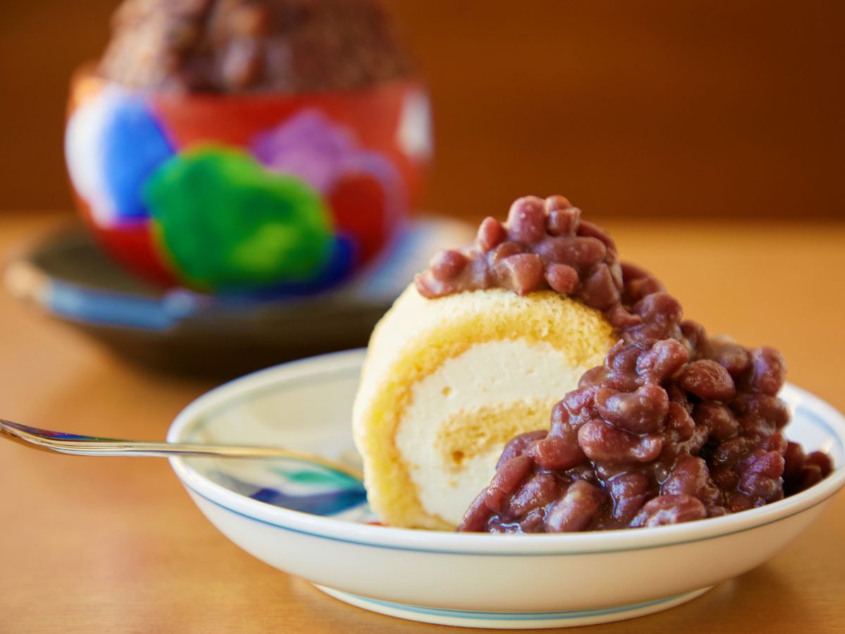 ロールケーキ 十勝あずき ケーキセット1200円　※ブレンドコーヒーか紅茶が選べます