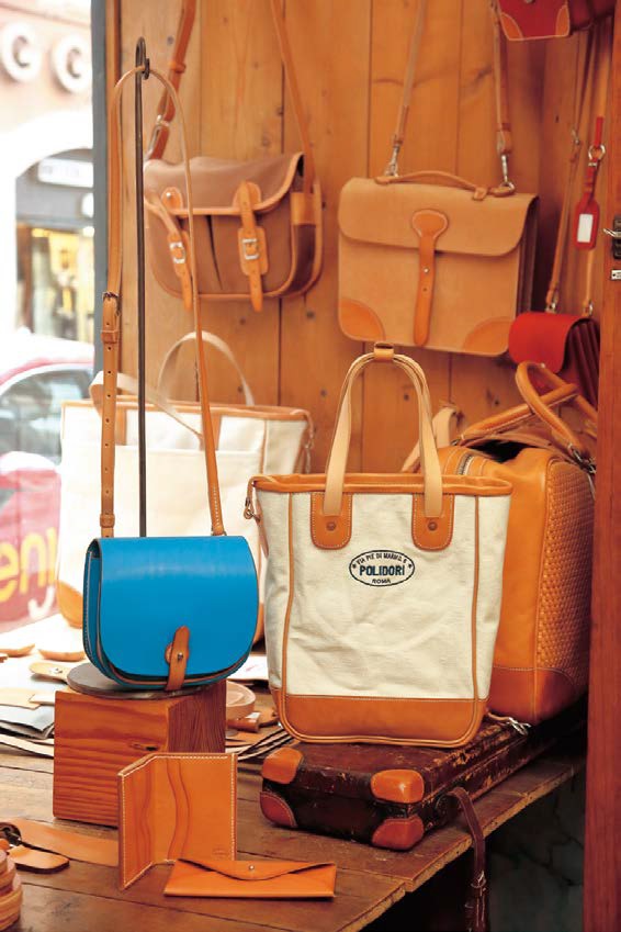 ショルダーバッグ€380、トートバッグ€250