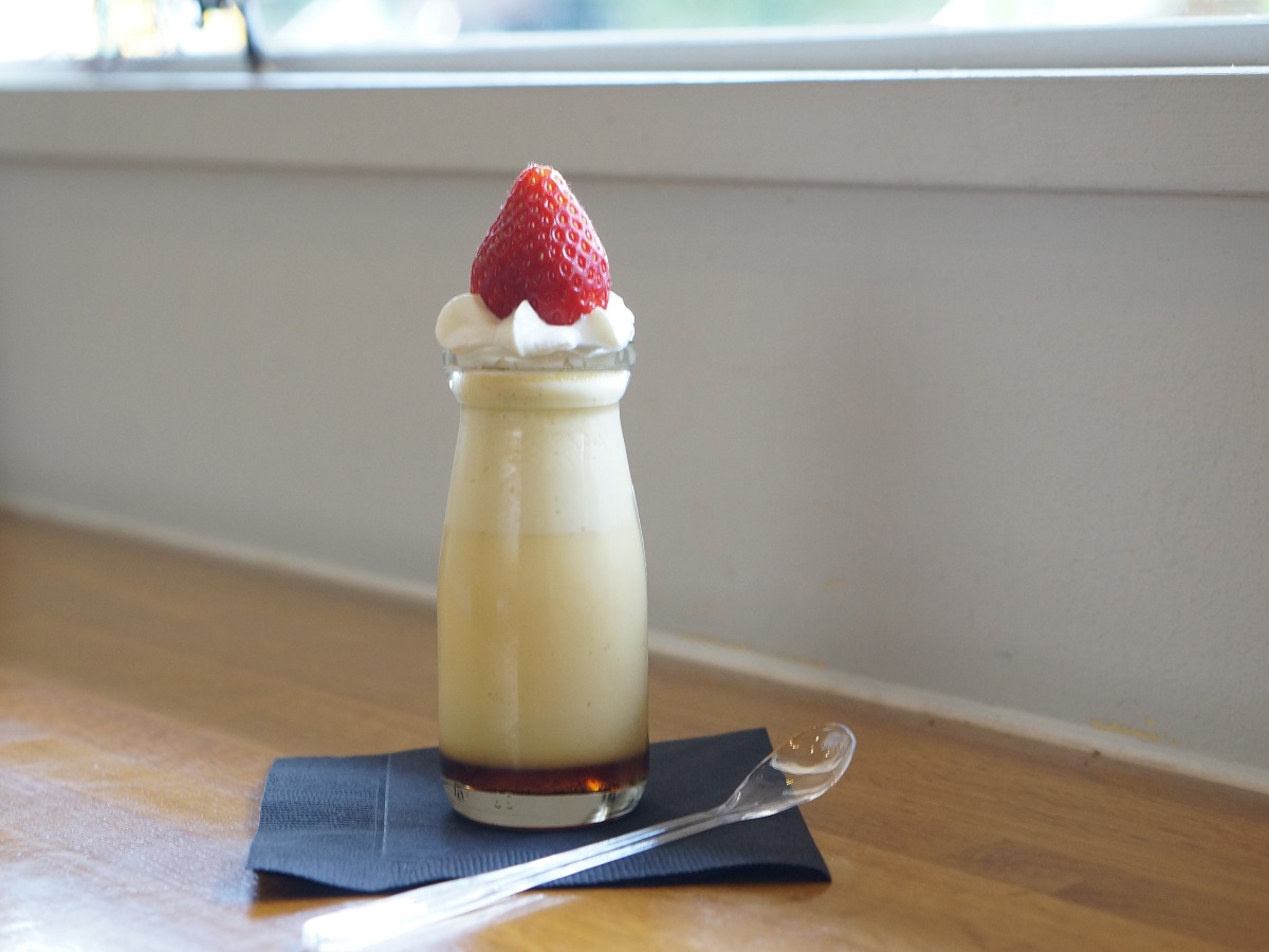 「ノンホモプリン季節の果物添え」580円（税別）