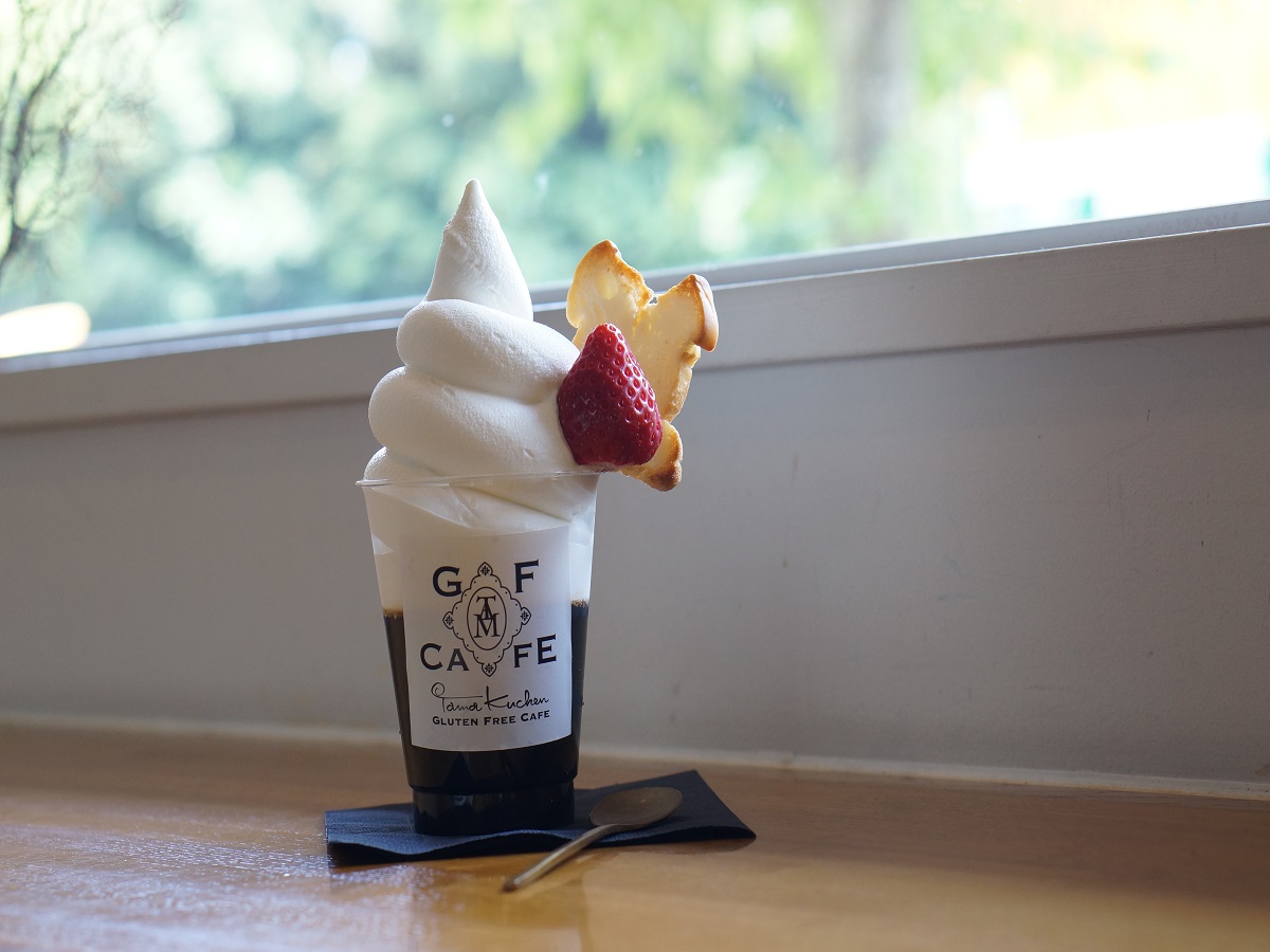 「コーヒーゼリー＆ソフトクリーム＆季節の果物＆トースト」700円（税込）