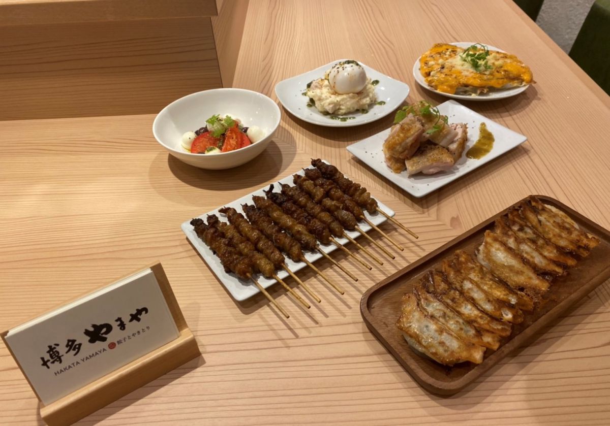 博多一口黒豚餃子5個350円、博多のとり皮5本750円など