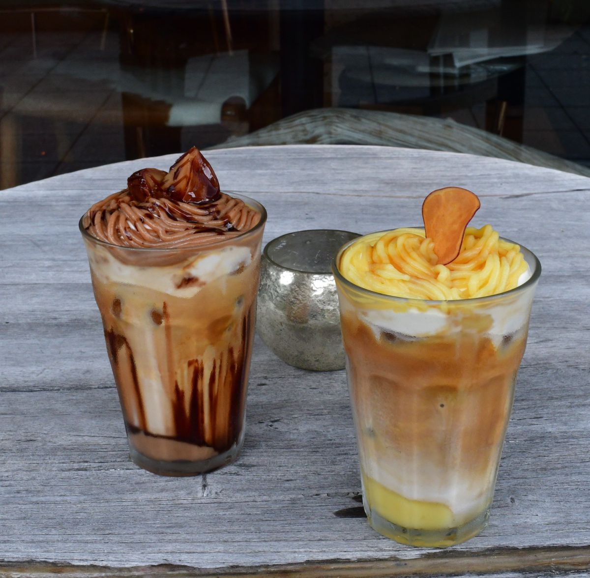 左：栗のモンブランラテ　右：さつまいもモンブランラテ　各680円 