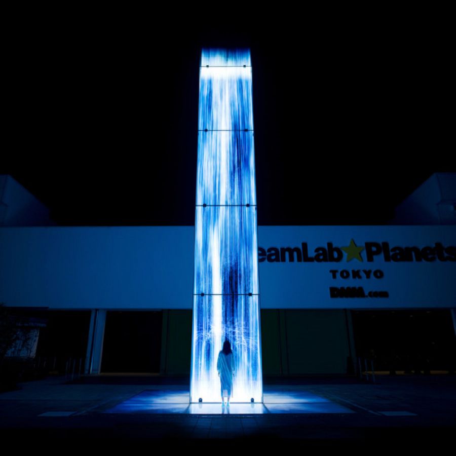 『空から降り注ぐ憑依する滝』  Universe of Water Particles Falling from the Sky  teamLab, 2020, Interactive Digital Installation, Continuous Loop, Sound: teamLab