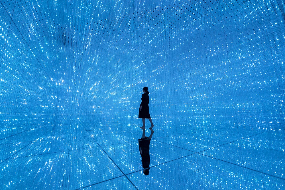 The Infinite Crystal Universe teamLab, 2018, Interactive Installation of Light Sculpture, LED, Endless, Sound: teamLab