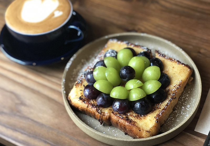 「季節のフレンチトースト」フレンチトースト1枚660円（税込）+フルーツ代（日替わり）