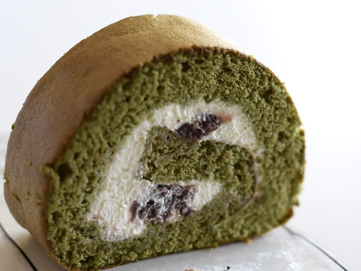 茶ロール（カット378円、御影本店サイズ1本1836円）