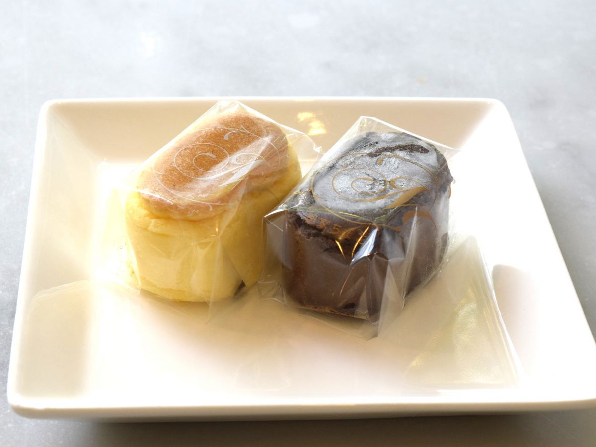 左）郡家ちーず、右）郡家ちょこ　各162円（6個入り1080円）