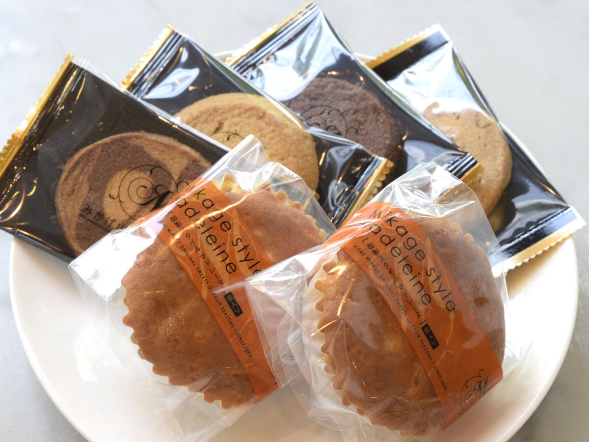 手前）御影スタイルマドレーヌ、奥）サブレ