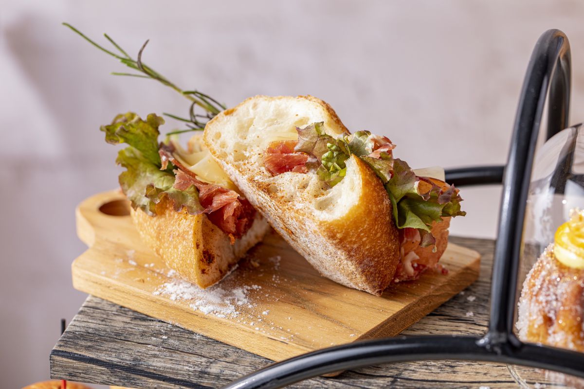 「生ハムとグリエールチーズのバゲットサンド」