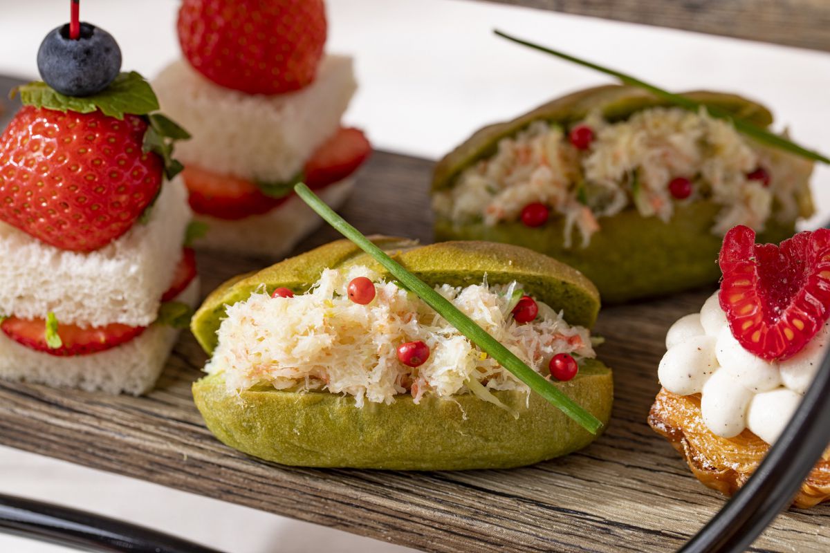 「蟹とキュウリ 抹茶のヴィエノワサンド」