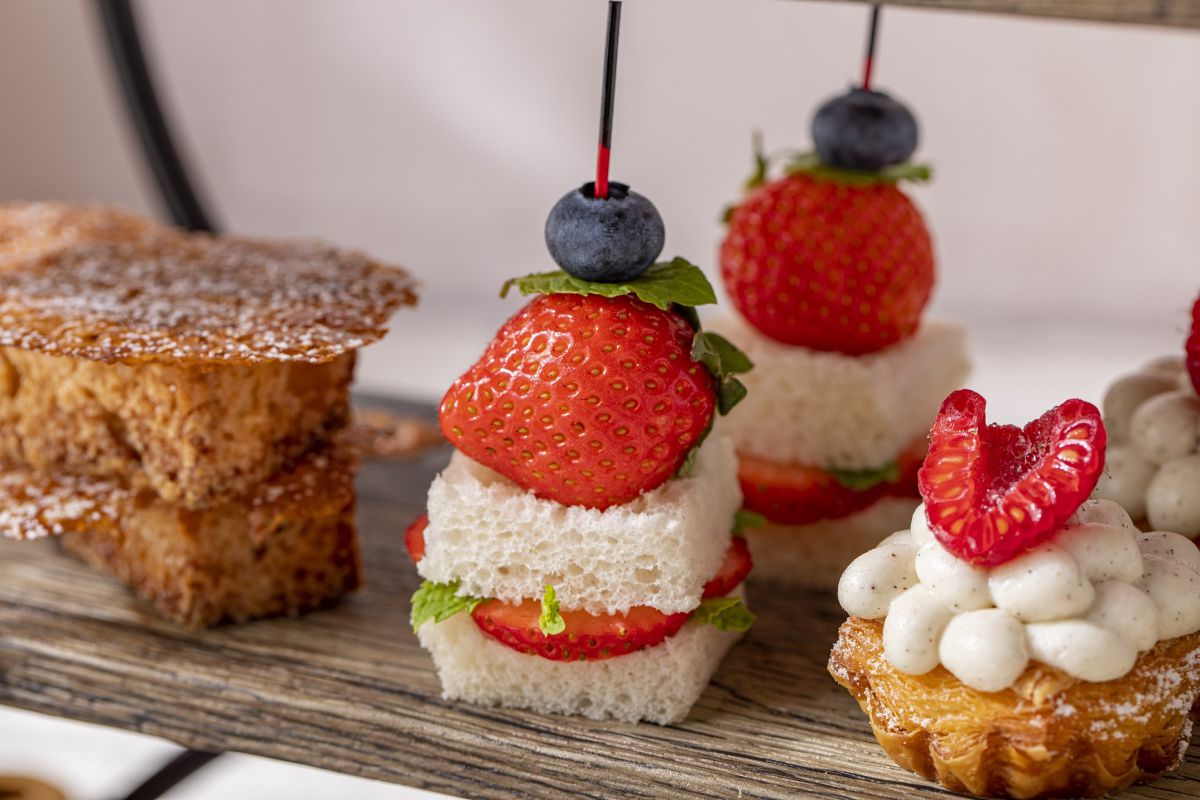 左から「バナナブレッドのキャラメリゼ」、「苺のフルーツサンド」、「ラズベリーデニッシュ」