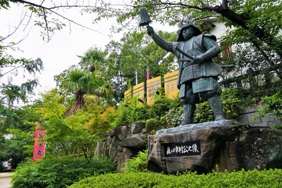 真田丸があったとされる三光神社真田幸村公之像